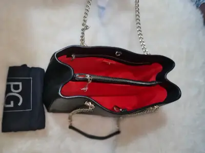 Cartera negra elegante con cadena - miniatura 3