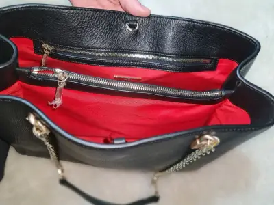 Cartera negra elegante con cadena - miniatura 4