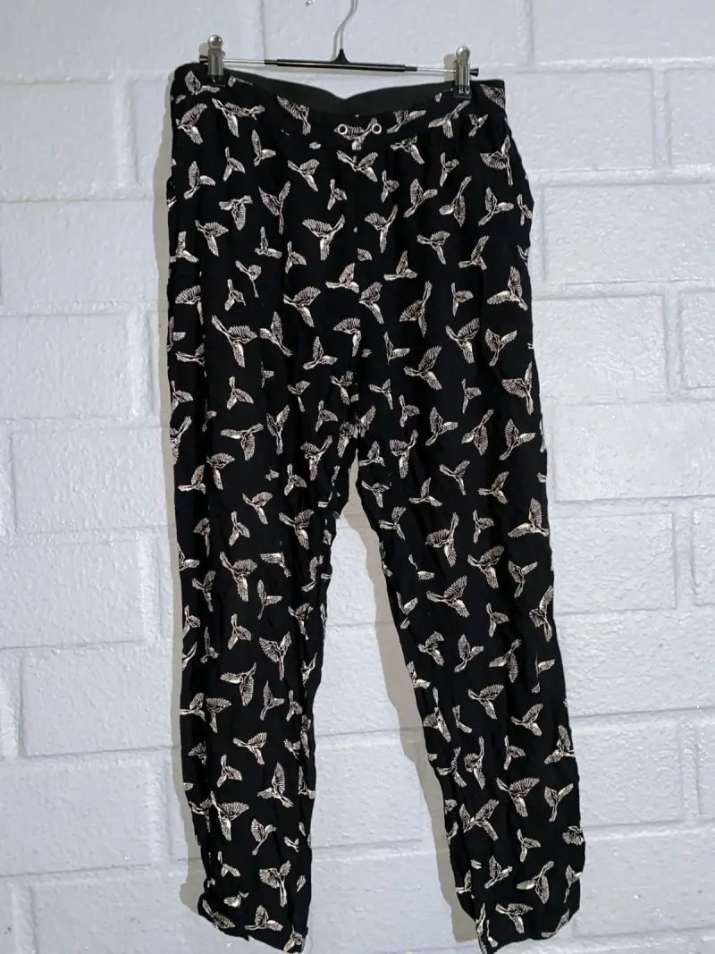 Pantalón negro con estampado de aves - 1