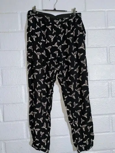 Pantalón negro con estampado de aves - miniatura 1