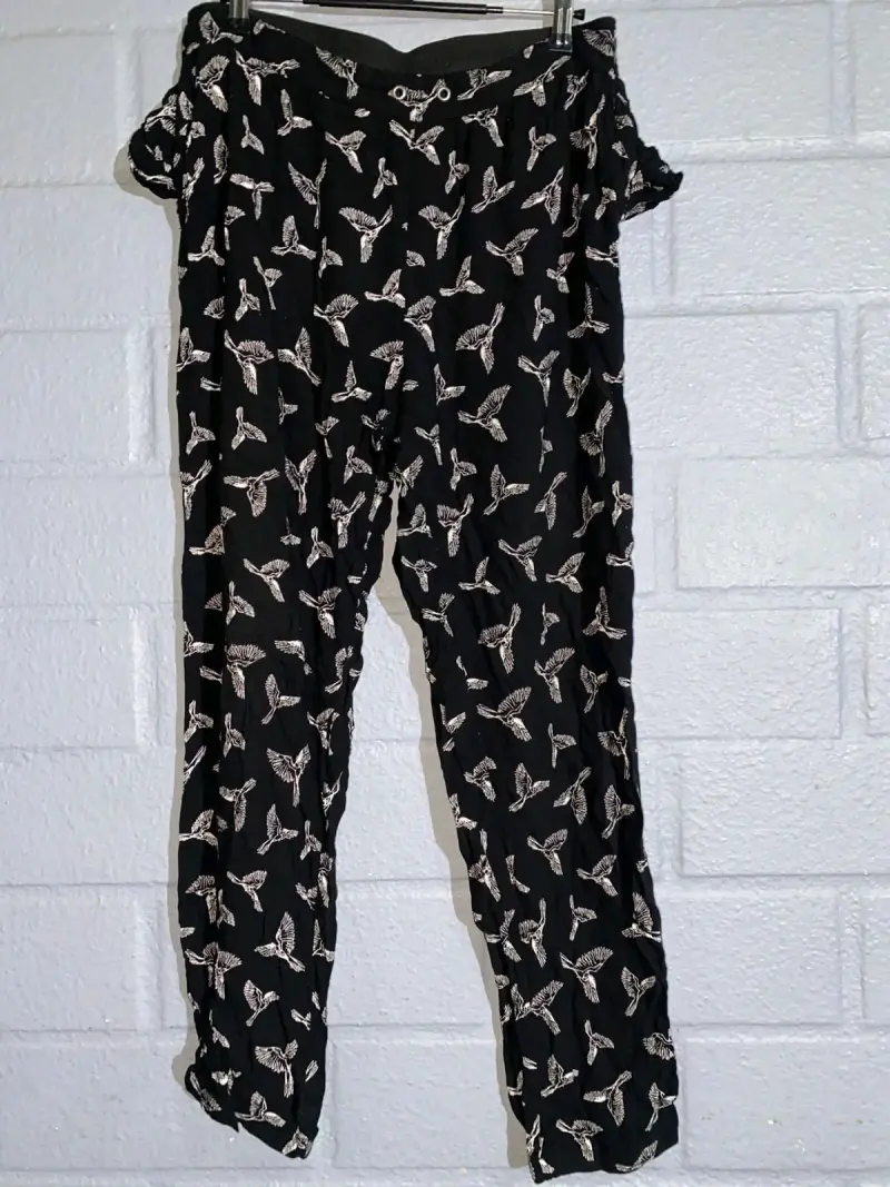 Pantalón negro con estampado de aves - 2