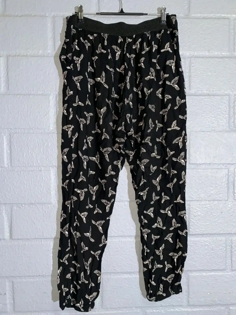 Pantalón negro con estampado de aves - 3