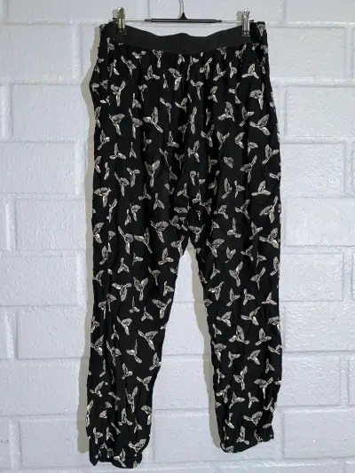 Pantalón negro con estampado de aves - miniatura 3