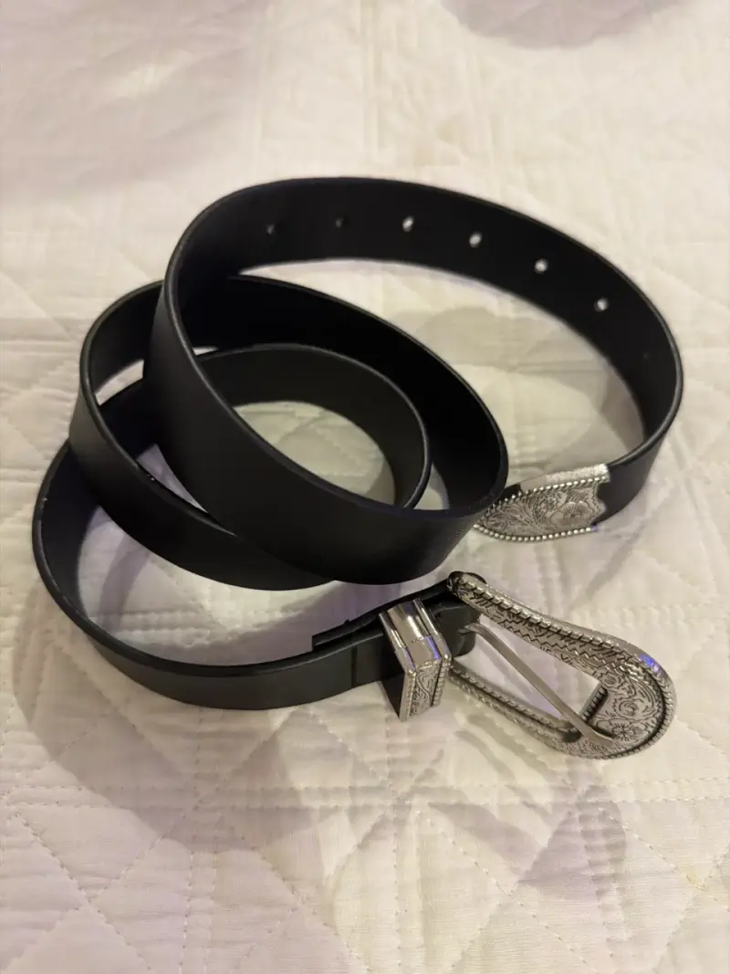 Cinturón negro con hebilla decorada