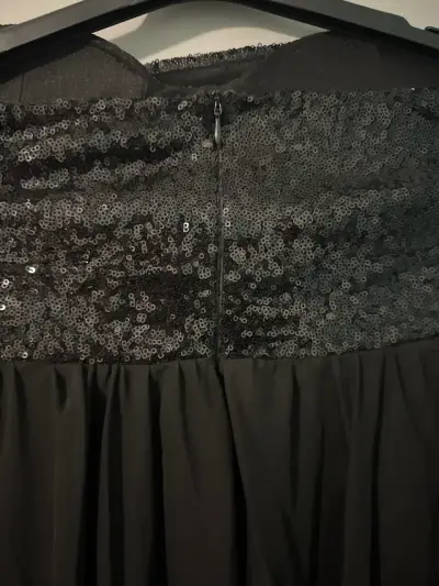 Vestido de fiesta negro elegante - miniatura 4