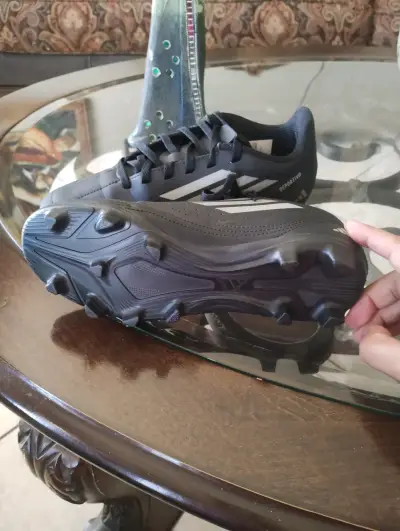 Botines de fútbol negros con toperoles - miniatura 1