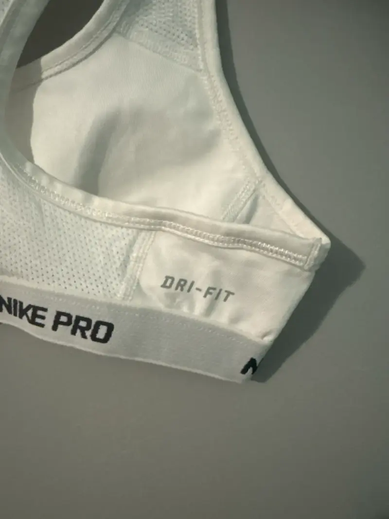 Top deportivo Nike blanco - 4