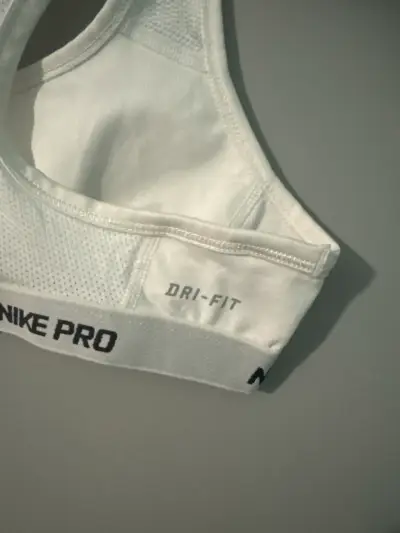 Top deportivo Nike blanco - miniatura 4