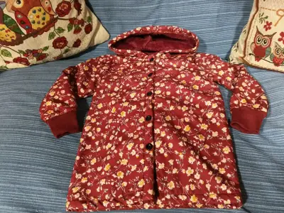 Parka roja con flores - miniatura 1