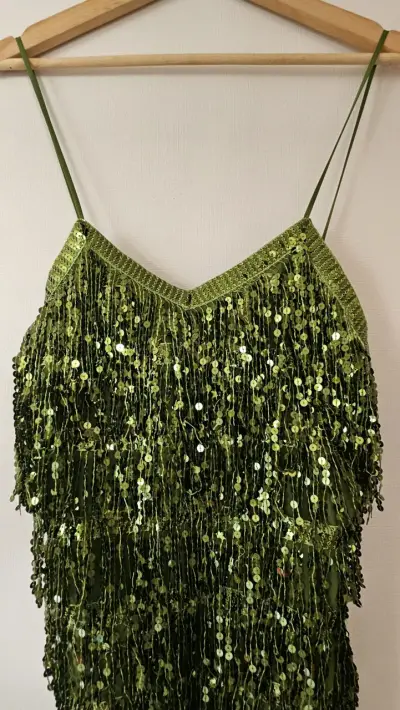 Vestido verde con lentejuelas - miniatura 3