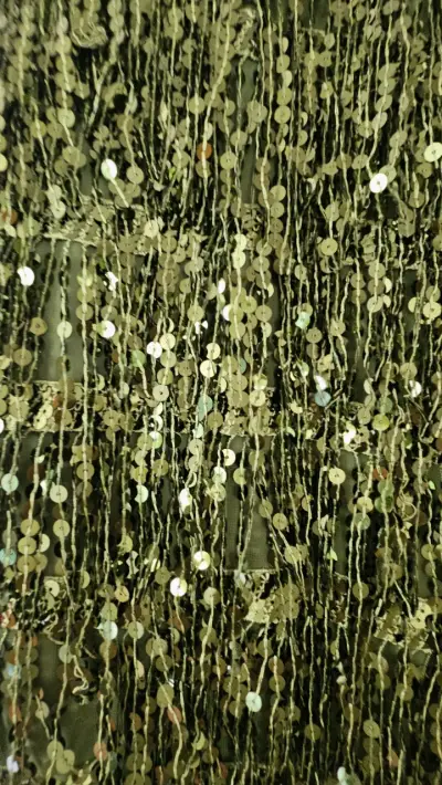 Vestido verde con lentejuelas - miniatura 4