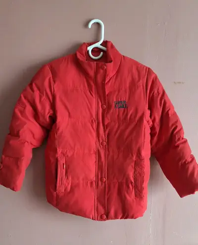 Chaqueta roja acolchada infantil - miniatura 1