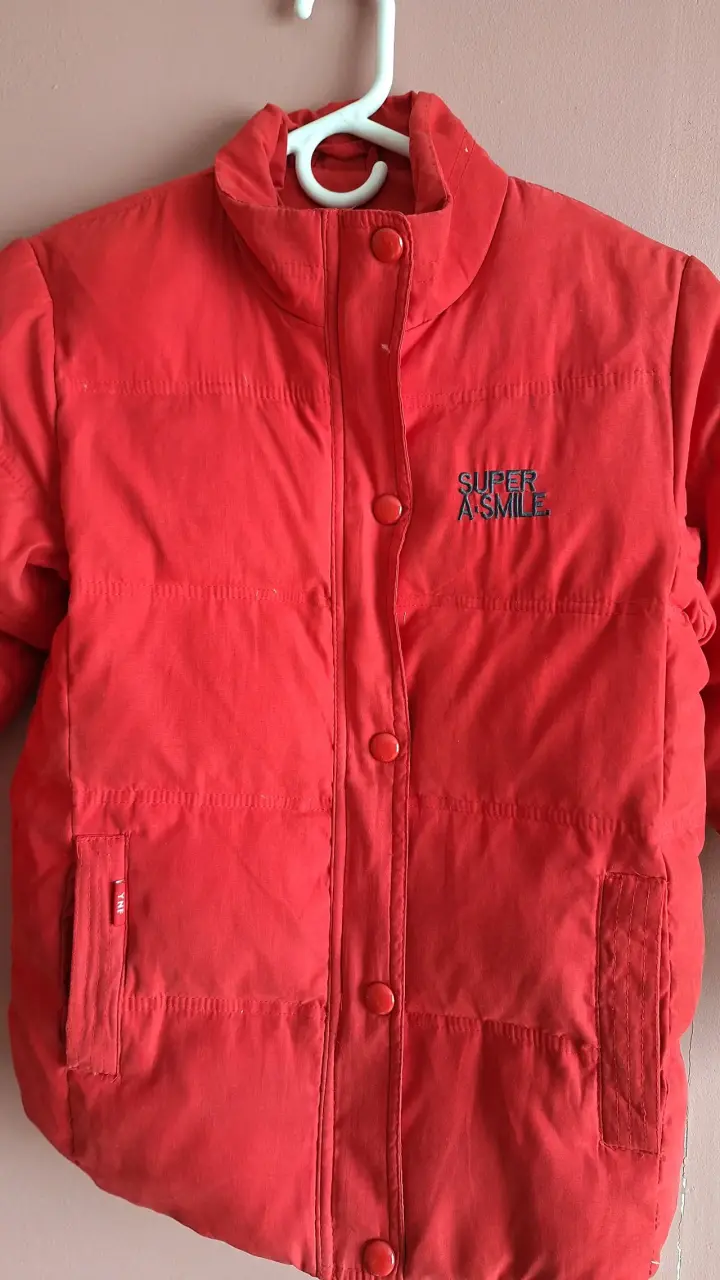 Chaqueta roja acolchada infantil - 2