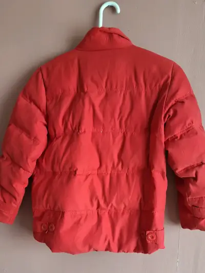 Chaqueta roja acolchada infantil - miniatura 3