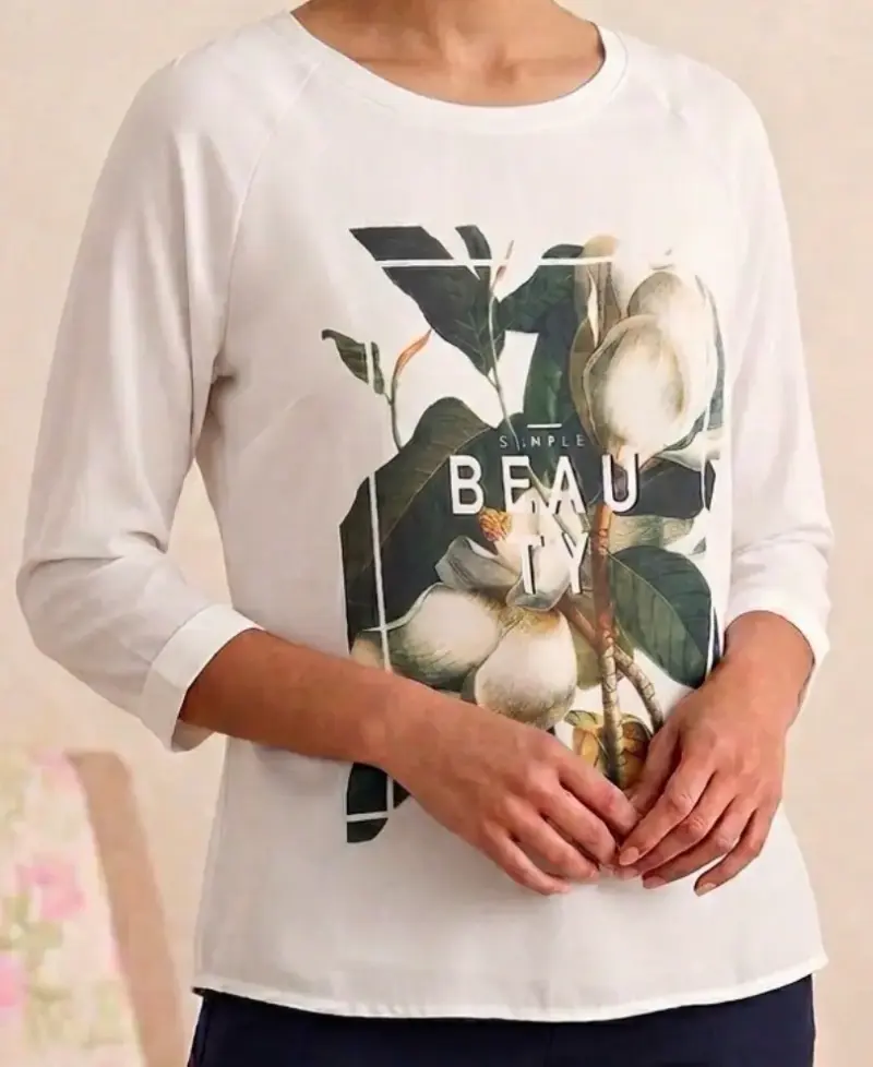 Polera blanca con estampado floral
