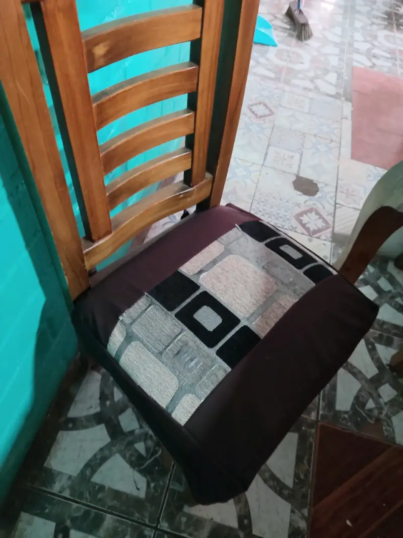Mesa de 4 Silla de madera con cojín - 1
