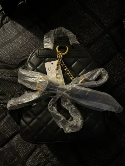 Mochila negra acolchada Guess - miniatura 4