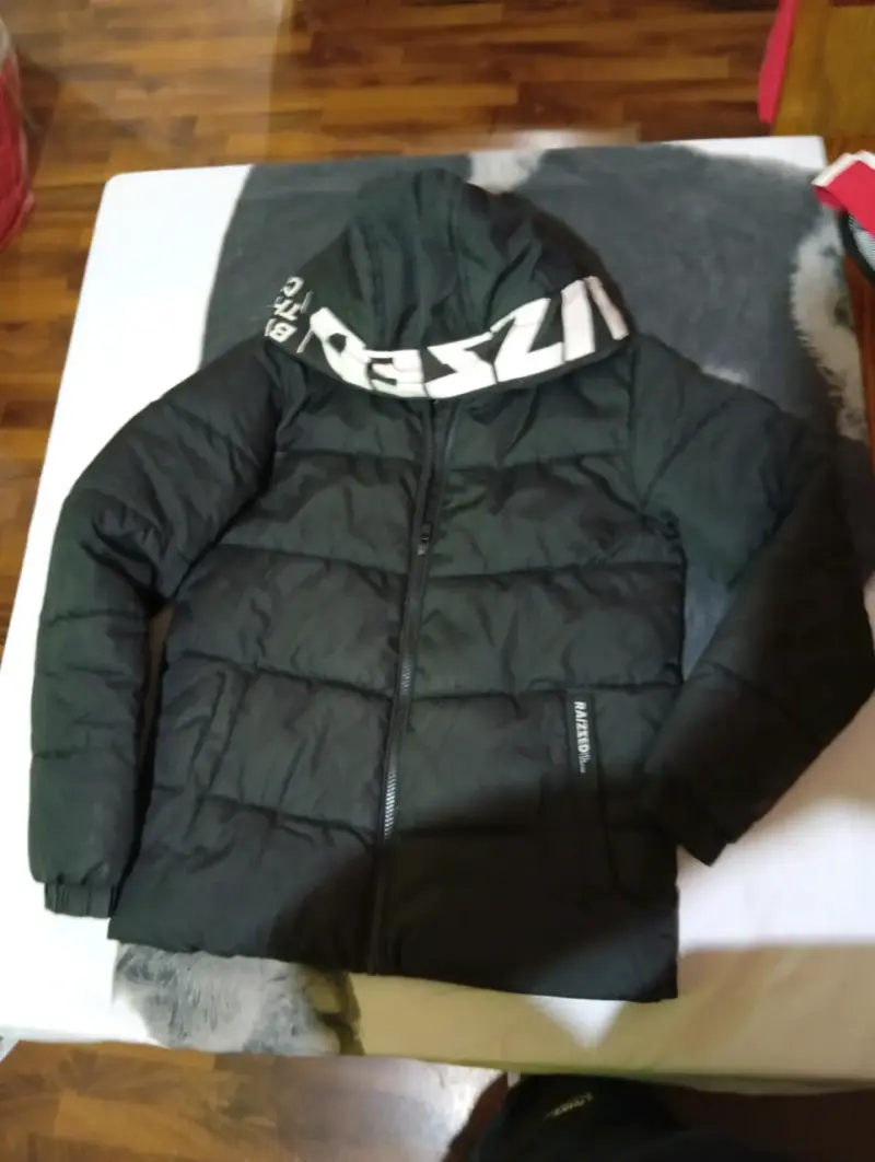 Chaqueta negra con capucha