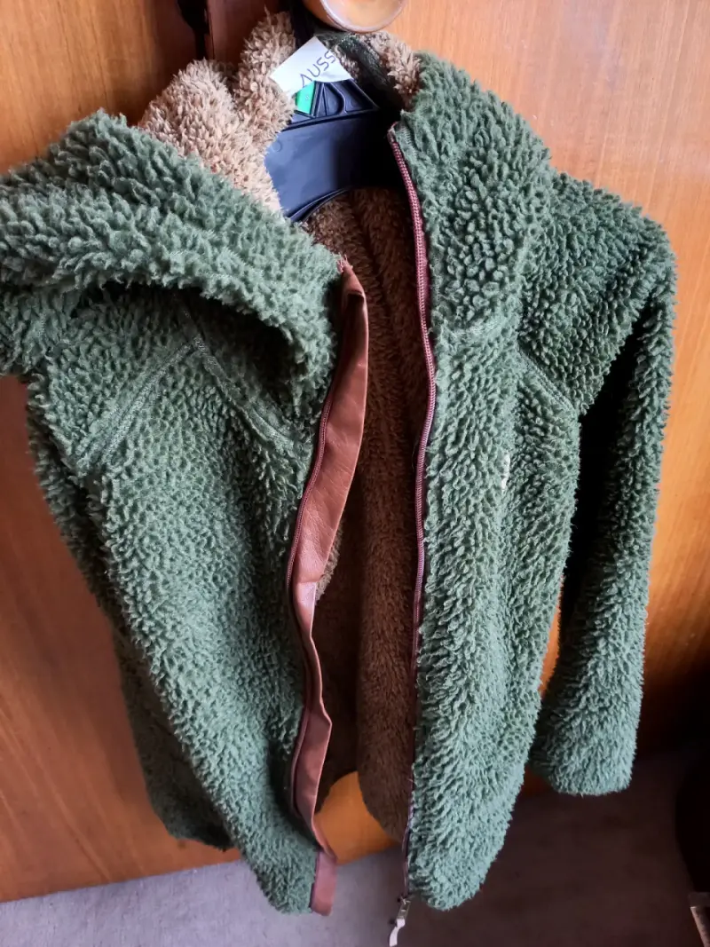 Chaqueta verde de lana con capucha