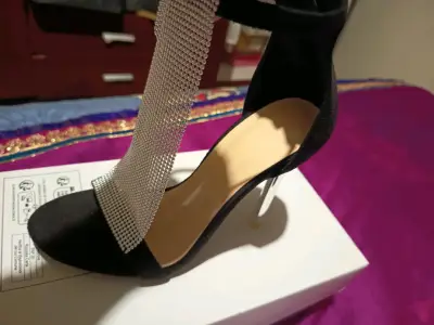 Tacones negros con detalle brillante..son 35 pero - miniatura 1