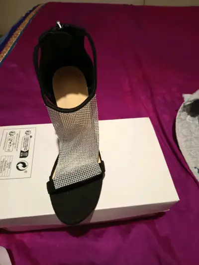 Tacones negros con detalle brillante..son 35 pero - miniatura 2
