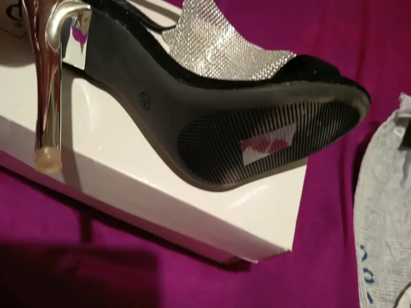 Tacones negros con detalle brillante..son 35 pero - 5