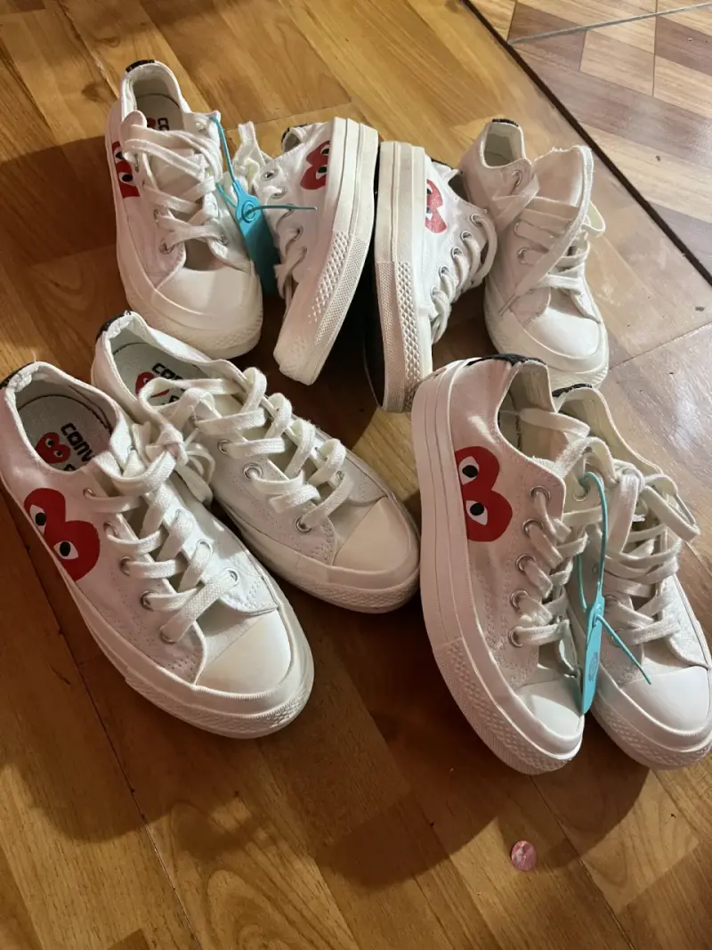 Zapatillas blancas con diseño corazón - 1