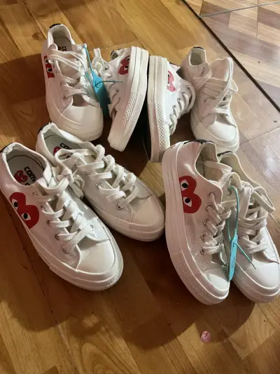 Zapatillas blancas con diseño corazón - miniatura 1