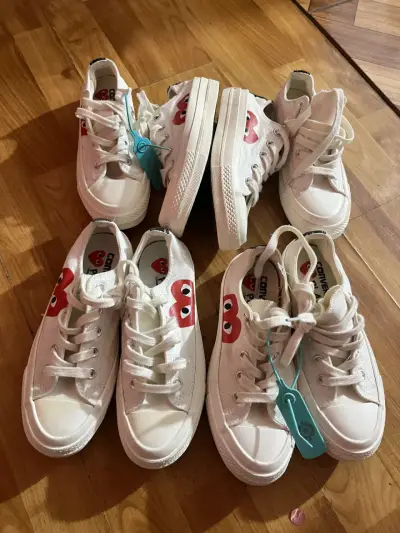 Zapatillas blancas con diseño corazón - miniatura 2
