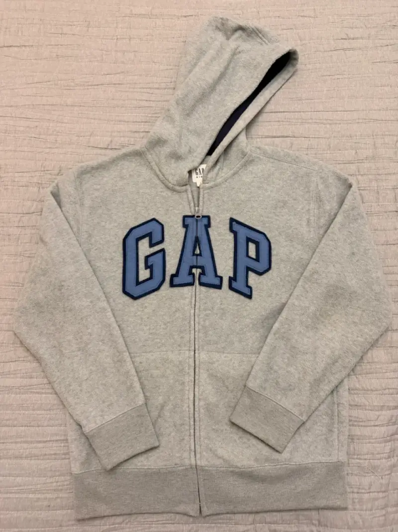 Polerón gris con capucha GAP - 1
