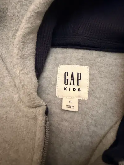 Polerón gris con capucha GAP - miniatura 3