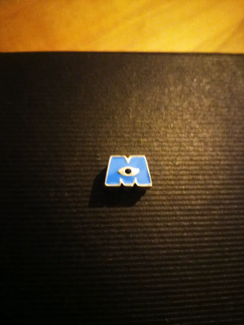 Charm metálico azul con logo - 1