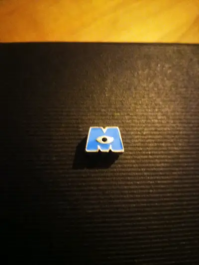 Charm metálico azul con logo - miniatura 1
