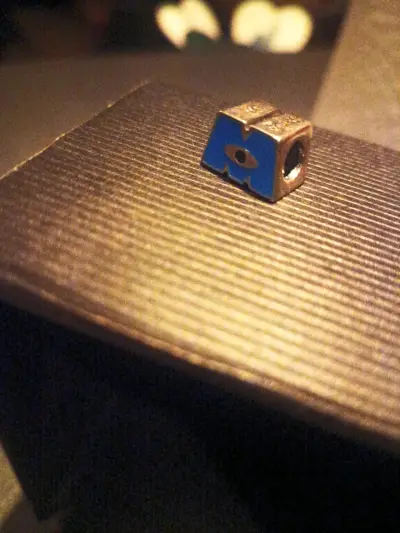 Charm metálico azul con logo - miniatura 2