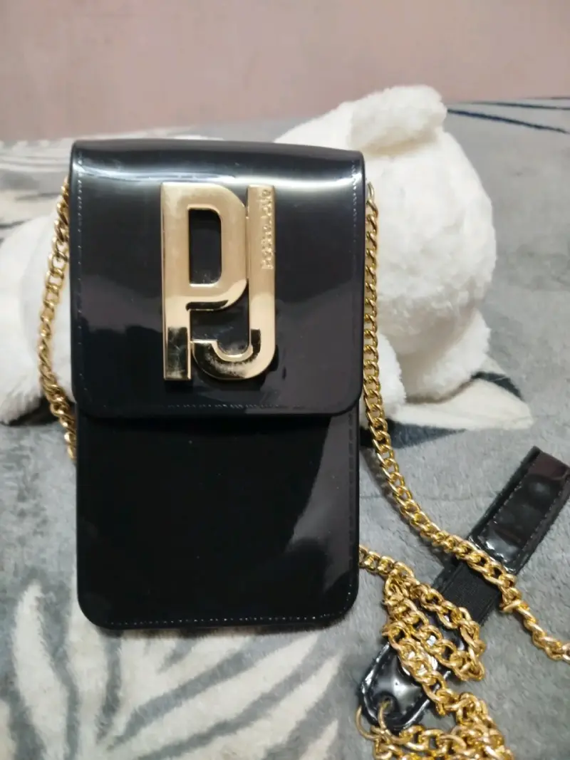 Cartera negra con cadena dorada
