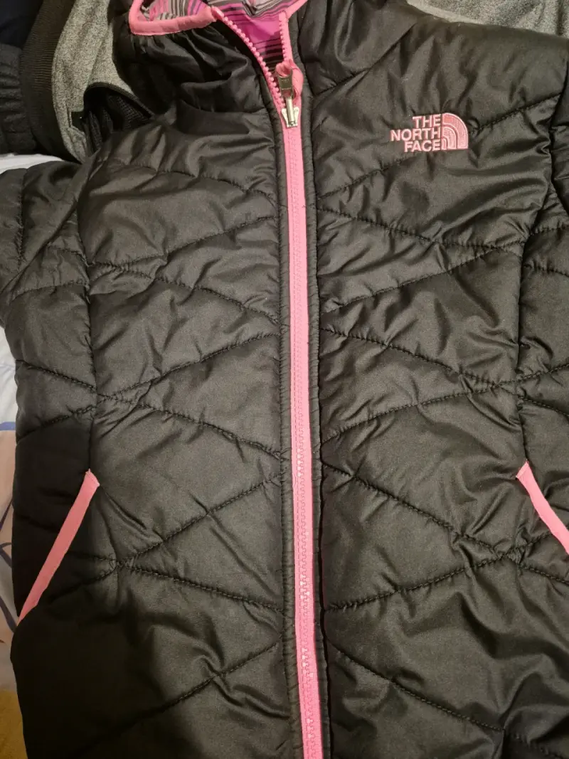 Chaqueta negra con detalles rosas - 1