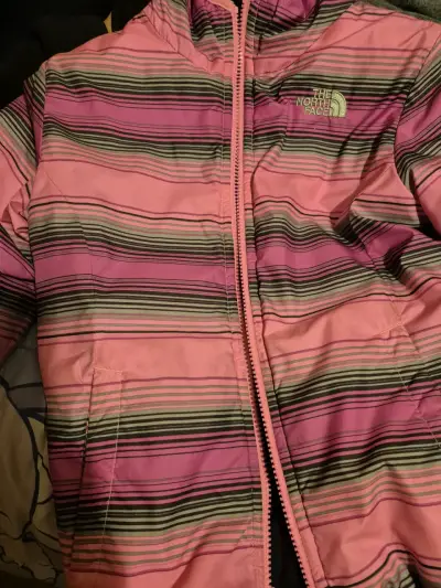 Chaqueta negra con detalles rosas - miniatura 2