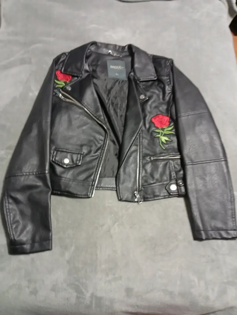 Chaqueta negra con bordado de rosas - 1