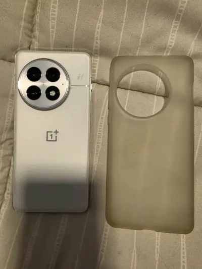 Smartphone OnePlus 13 con funda - miniatura 1