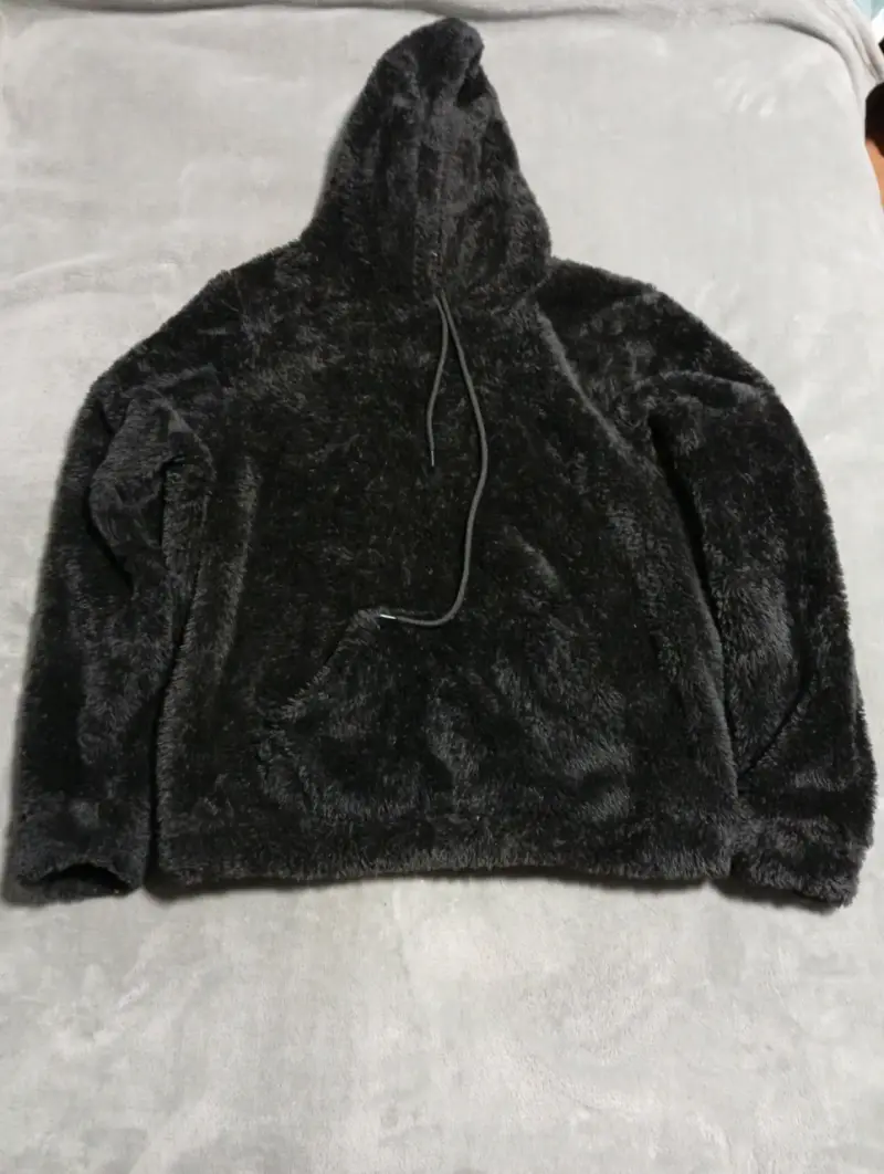 Polerón de felpa negro con capucha