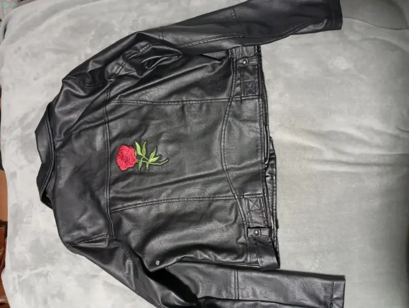 Chaqueta negra con bordado de rosas - 2
