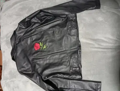 Chaqueta negra con bordado de rosas - miniatura 2