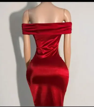 Vestido rojo ajustado - miniatura 1