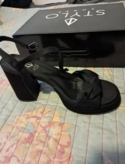 Sandalias negras de taco alto St.Ylo - miniatura 1