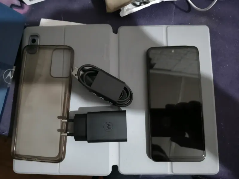 Smartphone Motorola con accesorios - 1