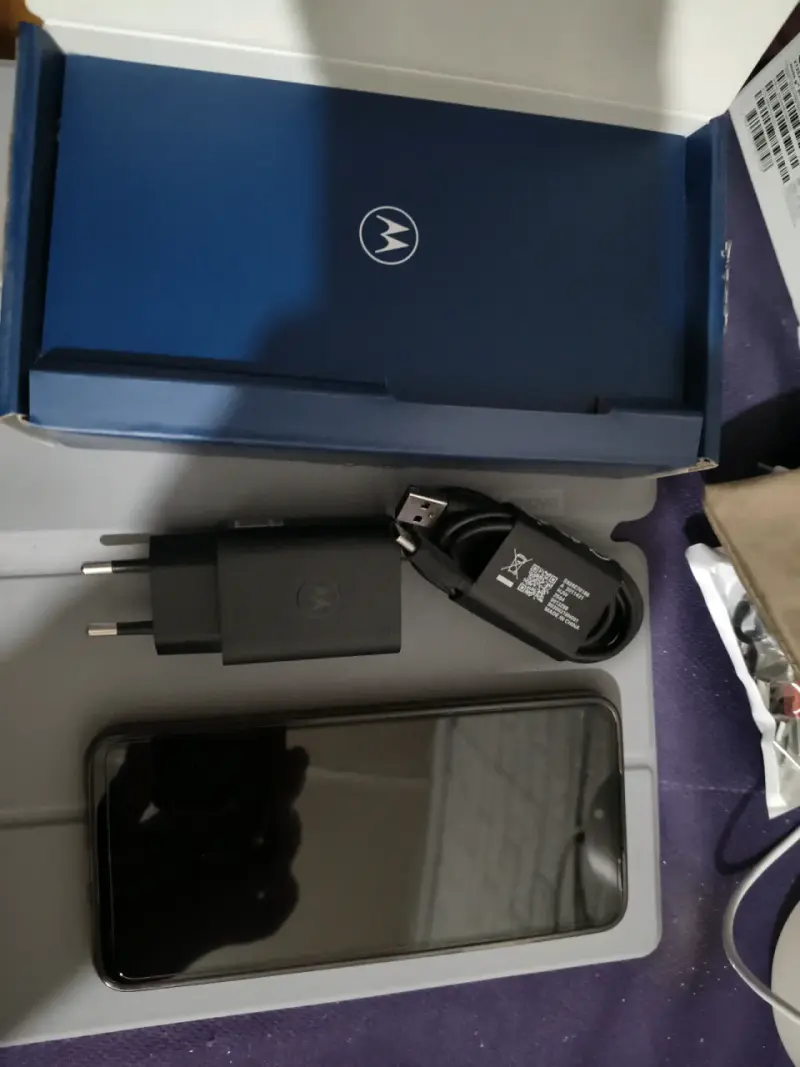 Smartphone Motorola con accesorios - 5