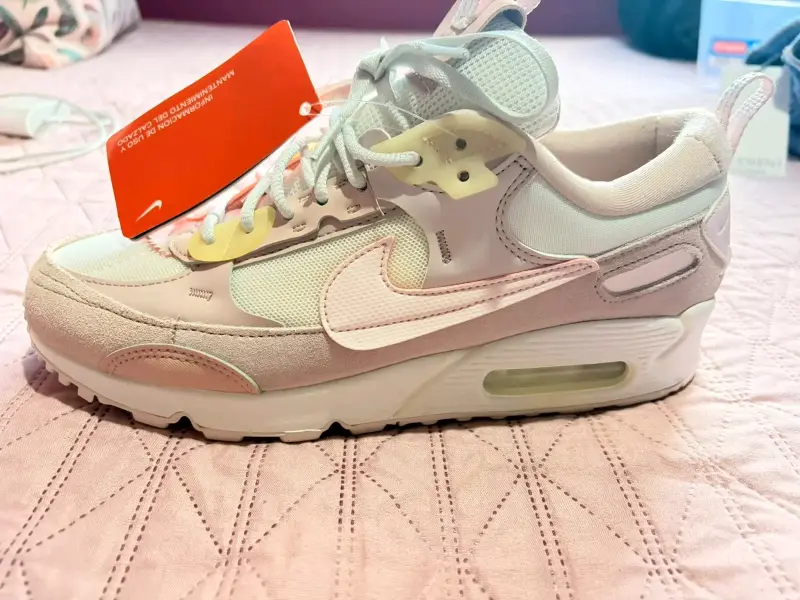 Zapatillas deportivas blancas con logo - 1