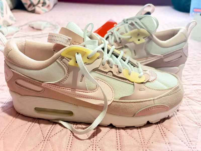 Zapatillas deportivas blancas con logo - 4