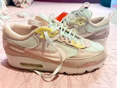 Zapatillas deportivas blancas con logo - miniatura 4