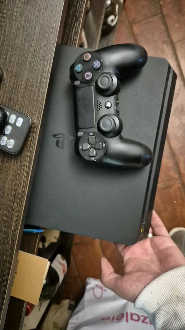 Consola de videojuegos con control ps4